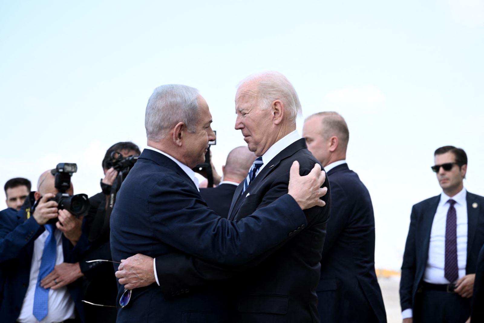 Thủ tướng Israel Benjamin Netanyahu (trái, phía trước) đón Tổng thống Mỹ Joe Biden (phải, phía trước) tại sân bay Ben Gurion ở Tel Aviv ngày 18/10/2023. Ảnh: AFP/TTXVN