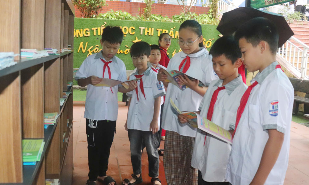 Học sinh Trường Tiểu học thị trấn Vôi số 1 (Lạng Giang) đọc sách tại tủ sách nhà trường.