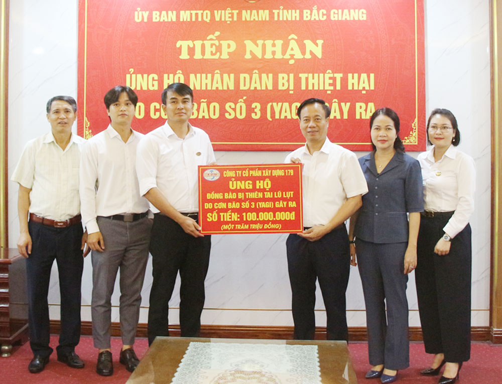 Đại diện Ủy ban MTTQ tỉnh tiếp nhận 100 triệu đồng hỗ trợ khắc phục hậu quả bão số 3 từ Công ty cổ phần Xây dựng 179.