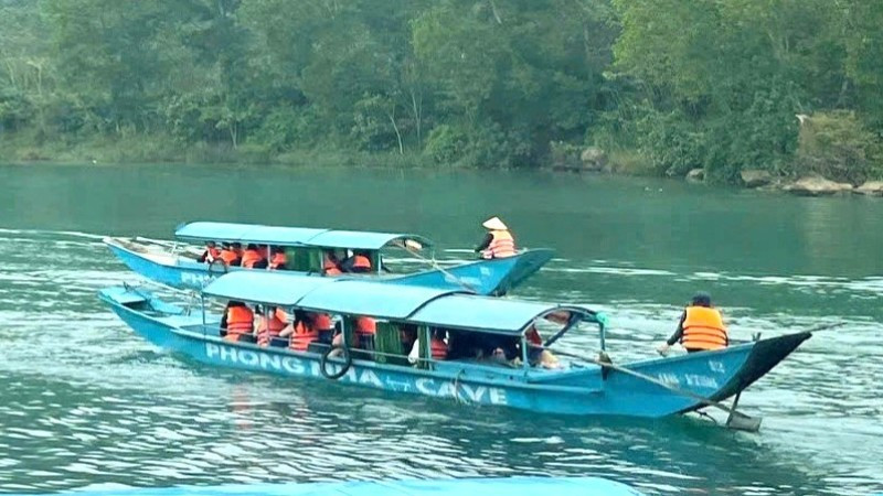 Du khách tham quan động Phong Nha.