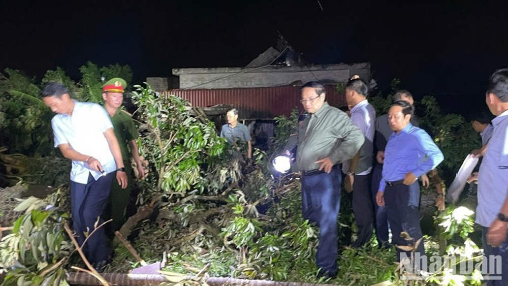 Thủ tướng Phạm Minh Chính thị sát nhà cửa, vườn của nhân dân bị thiệt hại bởi bão số 10 ở xã Quỹ Nhất, tỉnh Ninh Bình.