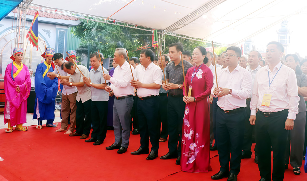 Đại diện Đảng ủy - HĐND - UBND - Ủy ban MTTQ phường Việt Yên dâng hương tưởng niệm Hán Quận công Thân Công Tài.