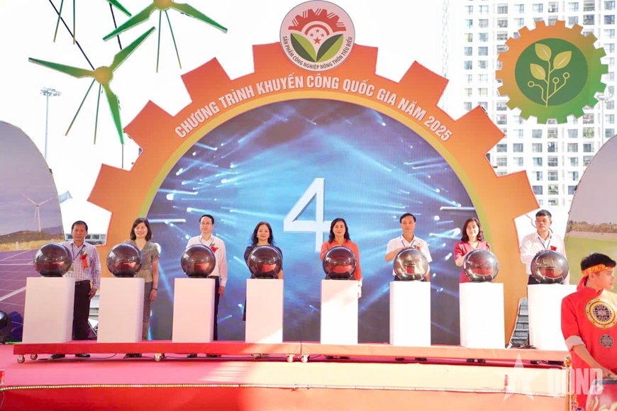 Các đại biểu tham dự lễ khai mạc Hội chợ triển lãm hàng công nghiệp nông thôn năm 2025.