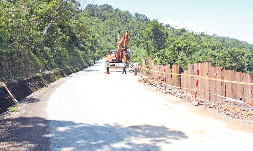 Sửa chữa khắc phục hậu quả thiên tai trên quốc lộ 279.