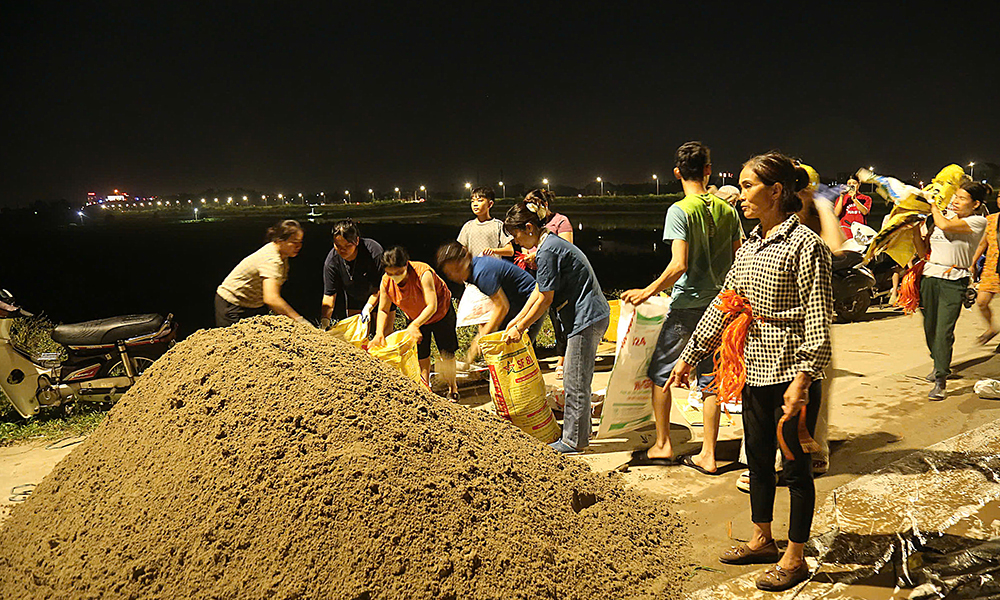 Người dân khu phố Đẩu Hàn trắng đêm xúc cát nâng cao trình đê bối.