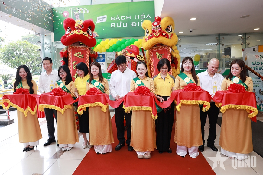 Quang cảnh lễ khai trương.