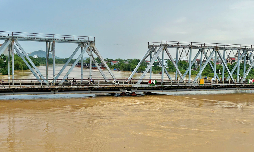 Nước trên sông Thương vẫn đang ở mức rất cao. Ảnh: Mai Toan