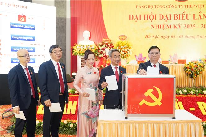 Đại biểu bỏ phiếu bầu Ban Chấp hành Đảng bộ Tổng công ty Thép Việt Nam nhiệm kỳ 2025 - 2030. Ảnh: Chu Thanh Vân/TTXVN