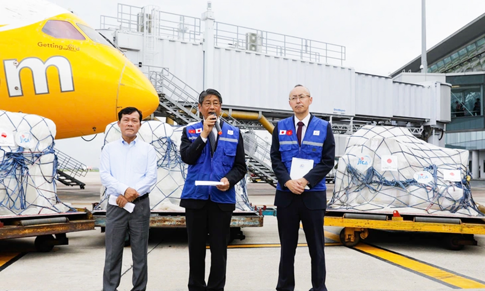 Đại diện Việt Nam và Nhật Bản tại buổi lễ bàn giao hàng cứu trợ khẩn cấp ngày 13/10.