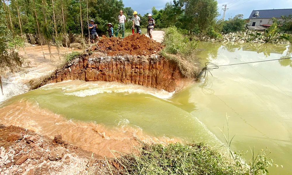 Xã Tiên Lục mở đê bối Cống Lỉnh, thôn Gai Bún để xả nước từ đồng ra sông Thương.