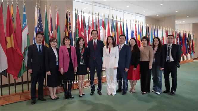 Đoàn công tác Việt Nam tham dự cuộc bỏ phiếu. Ảnh: Thanh Tuấn/Phóng viên TTXVN tại Mỹ