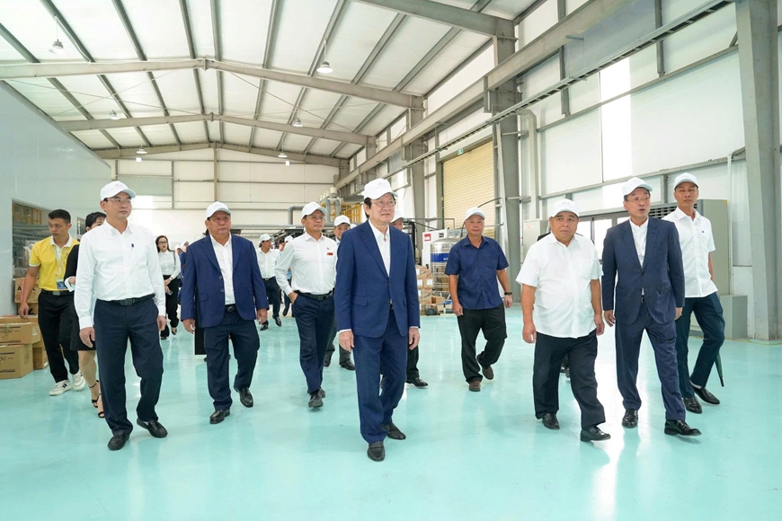Nguyên Chủ tịch nước Trương Tấn Sang, Phó thủ tướng Chính phủ Nguyễn Chí Dũng và các đại biểu khảo sát tại Khu công nghiệp hỗ trợ Nam Hà Nội.