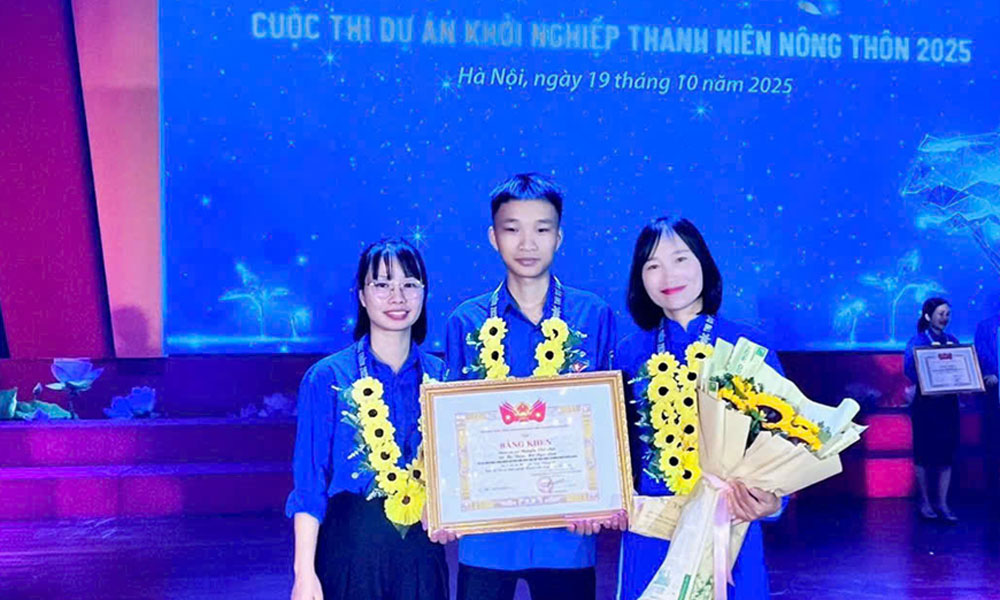 Nhóm tác giả “Mộc Nhiên Xanh” phường Bắc Giang tại lễ trao giải.