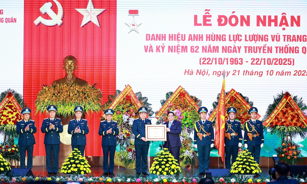 Thủ tướng Chính phủ Phạm Minh Chính trao Danh hiệu Anh hùng Lực lượng vũ trang nhân dân tặng Quân chủng Phòng không - Không quân.(Ảnh: TTXVN)