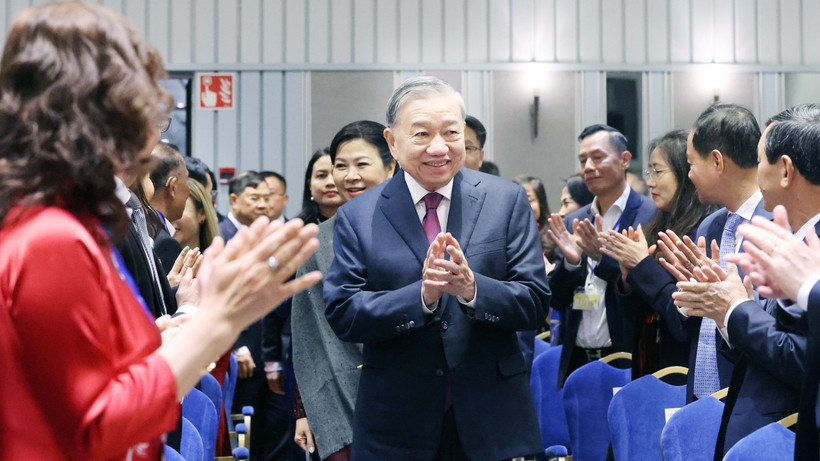 Tổng Bí thư Tô Lâm và Phu nhân gặp gỡ cán bộ Đại sứ quán Việt Nam và cộng đồng người Việt tại Bắc Âu. Ảnh: Thống Nhất – TTXVN