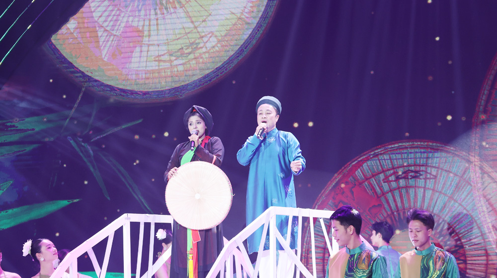 Cảnh quay nghệ sĩ Chu Bảo Quế và cô gái Ấn Độ trình diễn quan họ.