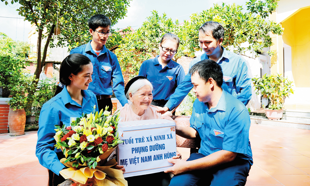 Đoàn Thanh niên xã Ninh Xá (nay là phường Ninh Xá) thường xuyên thăm hỏi, tặng quà Mẹ Việt Nam Anh hùng Nguyễn Thị Cược.