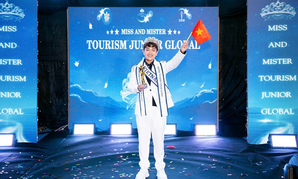 Wang An Nam giương cao lá cờ Việt Nam trong giây phút đăng quang.