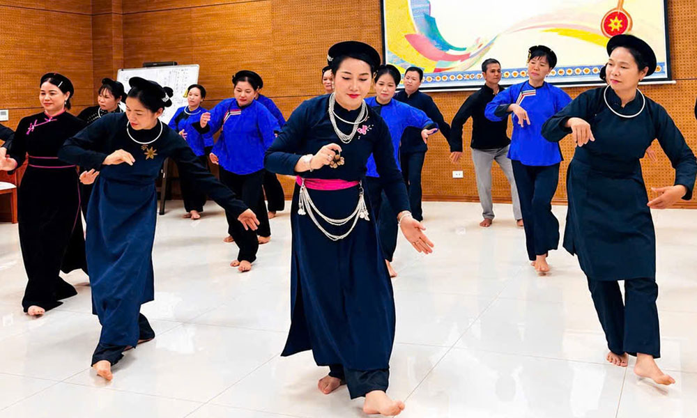 Học viên tham dự lớp truyền dạy hát then - đàn tính.