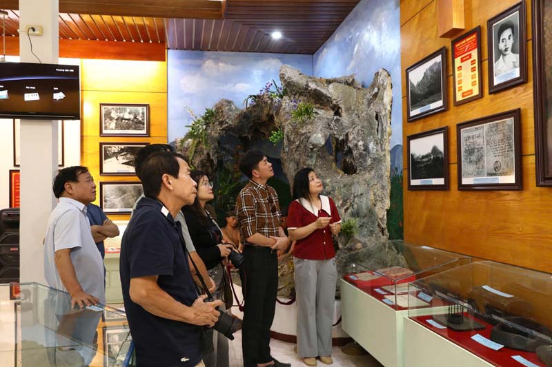 Hội viên CLB ảnh Thời sự- Nghệ thuật tham quan Khu Di tích quốc gia đặc biệt khởi nghĩa Bắc Sơn (tỉnh Lạng Sơn).