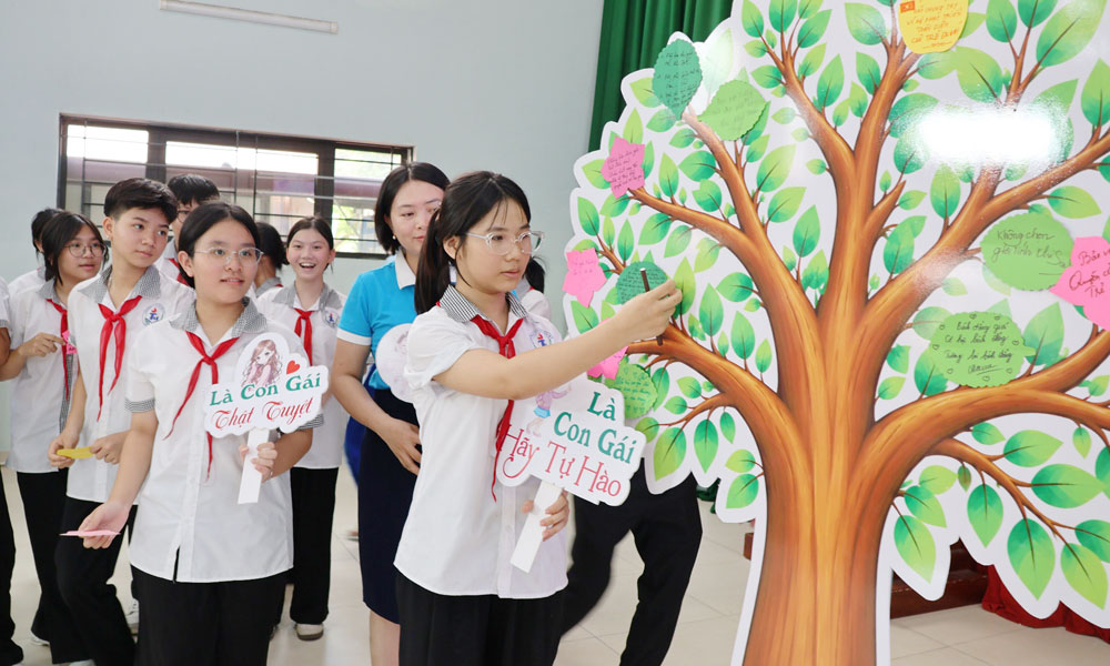 Học sinh Trường Trung học cơ sở Đa Mai số 1 (phường Đa Mai) gửi thông điệp về bình đẳng giới, bảo vệ quyền trẻ em gái tại lễ phát động.