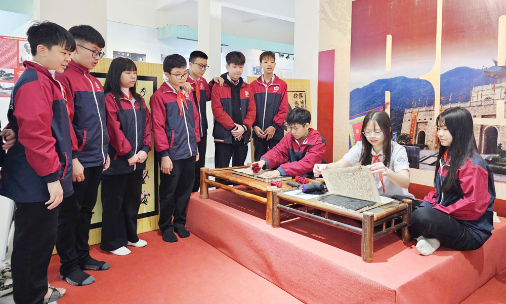 Học sinh trải nghiệm in mộc bản tại Bảo tàng Bắc Ninh.