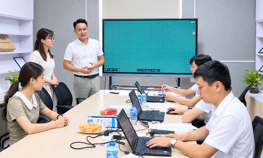 Đoàn công tác Bảo hiểm xã hội thành phố Bắc Ninh kiểm tra việc thực hiện chính sách bảo hiểm tại một doanh nghiệp trên địa bàn xã Tân Dĩnh.