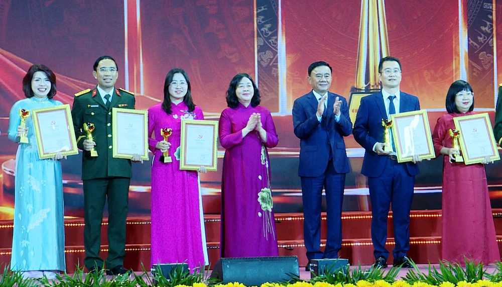 
Các đồng chí Trần Cẩm Tú, Bùi Thị Minh Hoài trao giải A cho các tác giả, nhóm tác giả.

