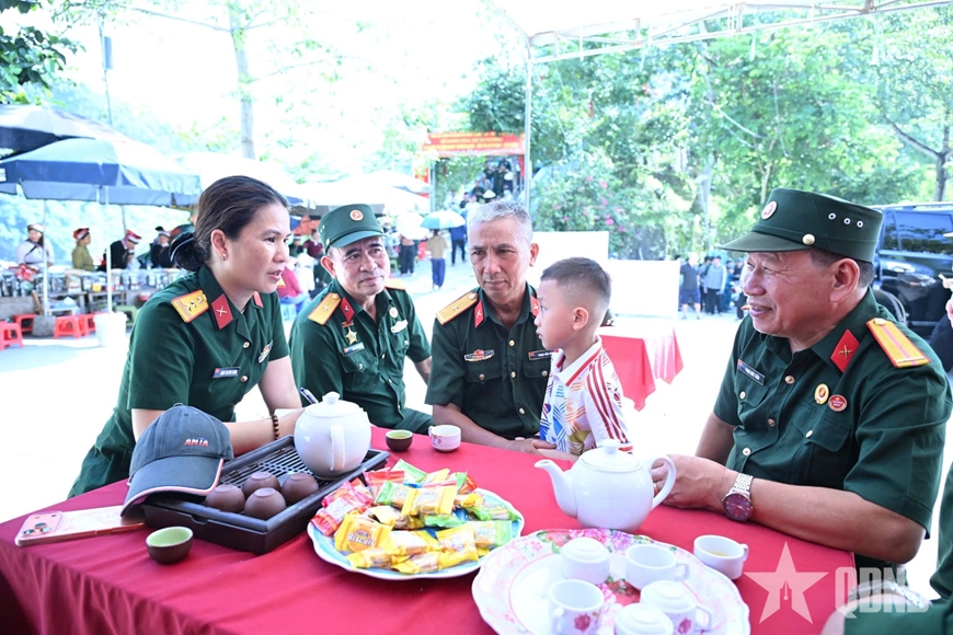 Phóng viên Báo Quân đội nhân dân (ngoài cùng, bên trái) phỏng vấn các cựu chiến binh Mặt trận Vị Xuyên, tháng 7-2026. Ảnh: TRỌNG HẢI