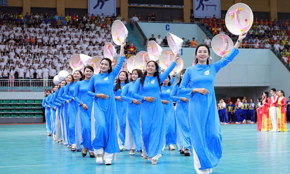 Cán bộ, hội viên phụ nữ thành phố Bắc Ninh dự lễ khai mạc Đại hội Thể dục, thể thao thành phố lần thứ I. Ảnh: Tùng Chi.