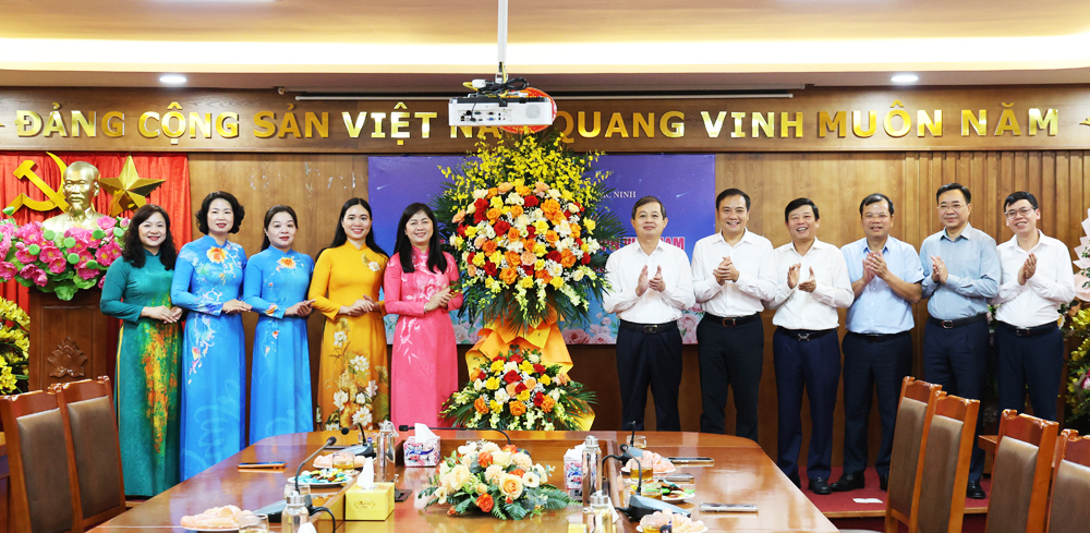 Đồng chí Phạm Hoàng Sơn và các Phó Chủ tịch UBND thành phố, Văn phòng UBND thành phố chúc mừng chị em nhân Ngày Phụ nữ Việt Nam 20/10.