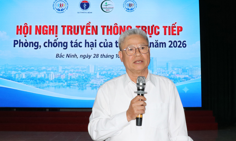 Ông Bùi Xuân Thủy, Phó Chủ tịch kiêm Tổng Thư ký Hội Bảo vệ người tiêu dùng Việt Nam phổ biến những nội dung cơ bản của Luật Phòng, chống tác hại của thuốc lá.