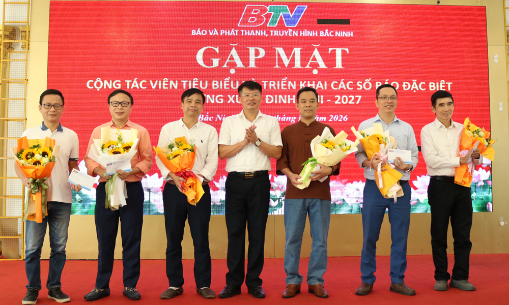 Đồng chí Nguyễn Trung Hiền, Giám đốc Báo và Phát thanh, Truyền hình Bắc Ninh khen thưởng các cộng tác viên có nhiều đóng góp tích cực trong công tác tuyên truyền của cơ quan.