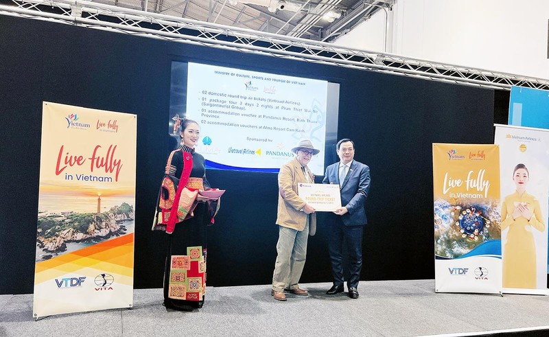 Tổng cục trưởng Nguyễn Trùng Khánh trao các phần quà may mắn tại buổi họp báo (Ảnh: Tổng cục Du lịch)