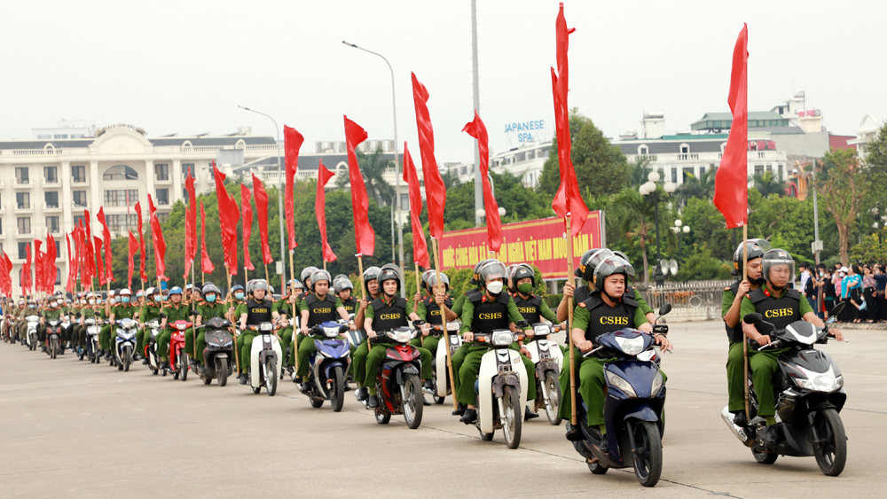 Cán bộ, chiến sĩ Công an tỉnh ra quân đợt cao điểm tấn công, trấn áp tội phạm Ảnh: TUYẾT MAI.