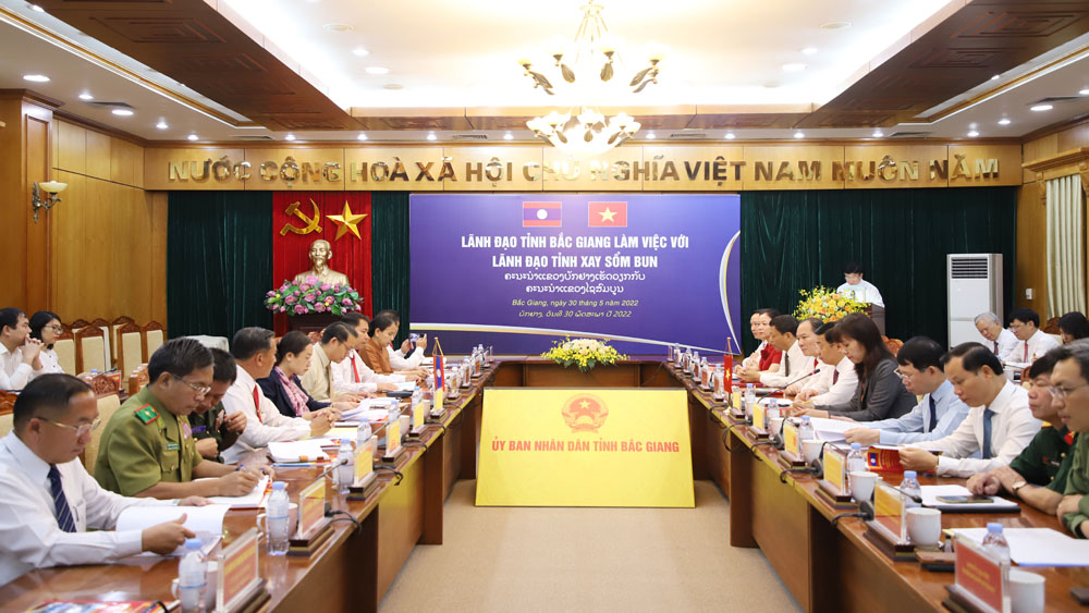 Đoàn công tác tỉnh Xay Sổm Bun thăm, làm việc tại Bắc Giang (tháng 5/2022).