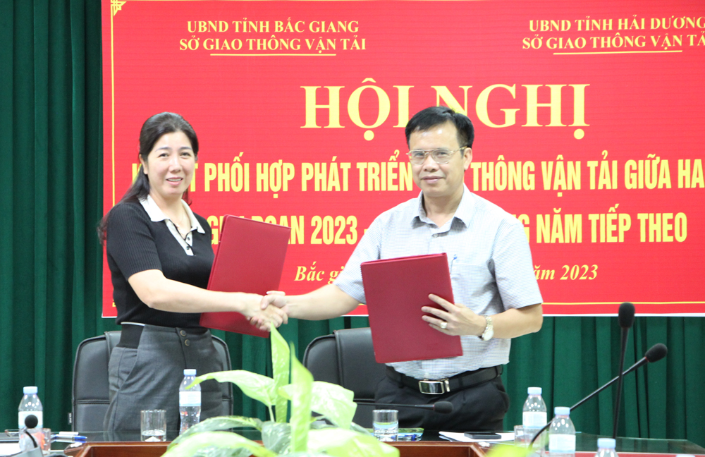 Lãnh đạo Sở GTVT tỉnh Bắc Giang, Sở GTVT tỉnh Hải Dương ký kết chương trình phối hợp phát triển GTVT giữa hai địa phương.