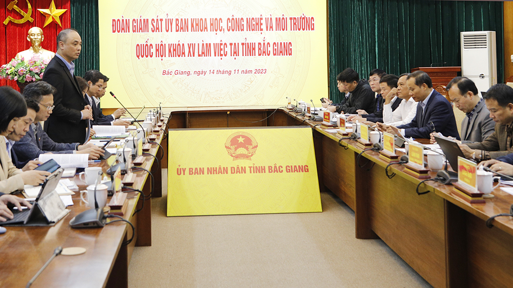 Các đại biểu trao đổi tại buổi giám sát.