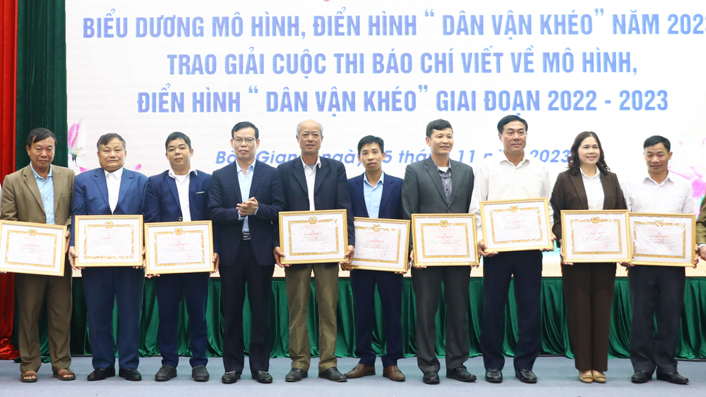 Đồng chí Triệu Tài Vinh trao Giấy khen của Ban Dân vận Tỉnh ủy cho các mô hình, điển hình DVK tiêu biểu.