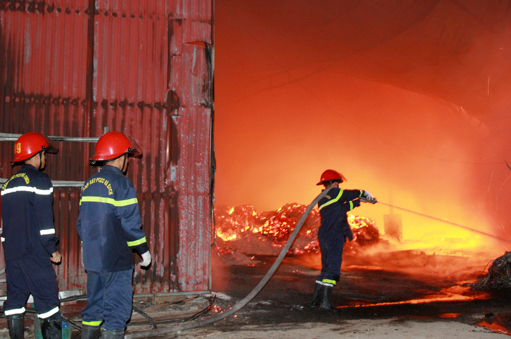 Cán bộ, chiến sĩ Phòng Cảnh sát PCCC và CNCH (Công an tỉnh) tổ chức chữa cháy tại xưởng chế biến viên gỗ nén ở huyện Việt Yên.