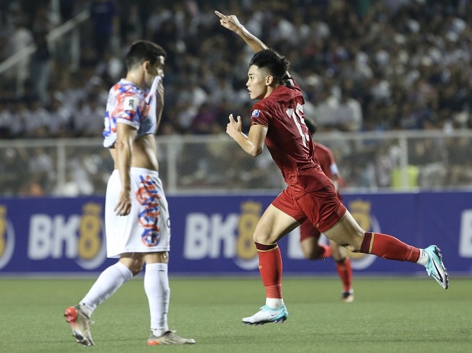 Nguyễn Đình Bắc mừng bàn ấn định chiến thắng vào lưới Philippines.