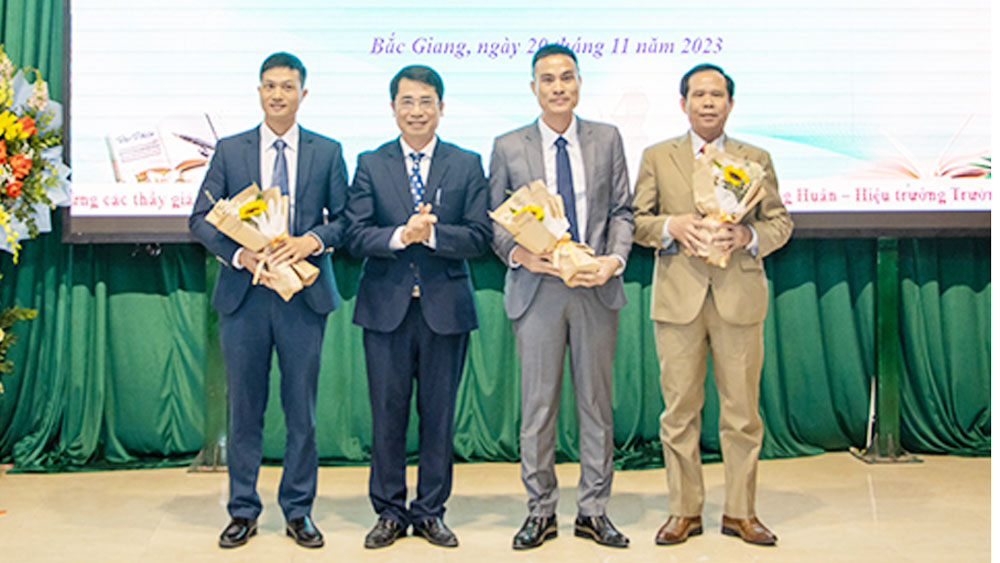 Hiệu trưởng Trường Đại học Nông  - Lâm Bắc Giang tặng hoa chúc mừng các tân phó giáo sư.