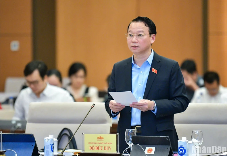 Bộ trưởng Tài nguyên và Môi trường Đỗ Đức Duy trình bày Tờ trình dự thảo Nghị quyết. (Ảnh: DUY LINH)

