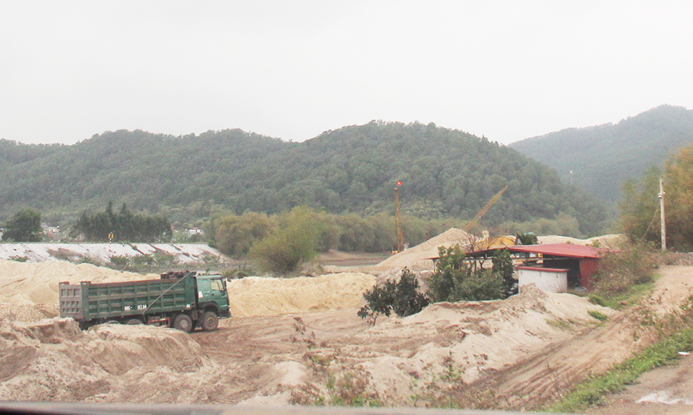 Tăng cường kiểm tra các bến bãi tập kết, kinh doanh khoáng sản ven sông.