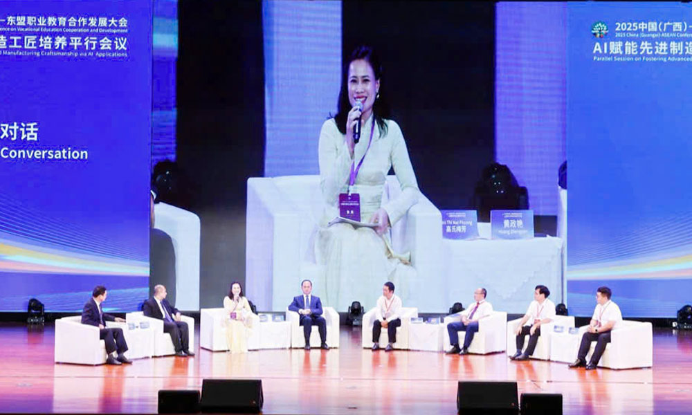 Nhà giáo Cao Thị Mai Phương, Phó Hiệu trưởng Trường Cao đẳng Kỹ thuật Công nghiệp chia sẻ tại diễn đàn.