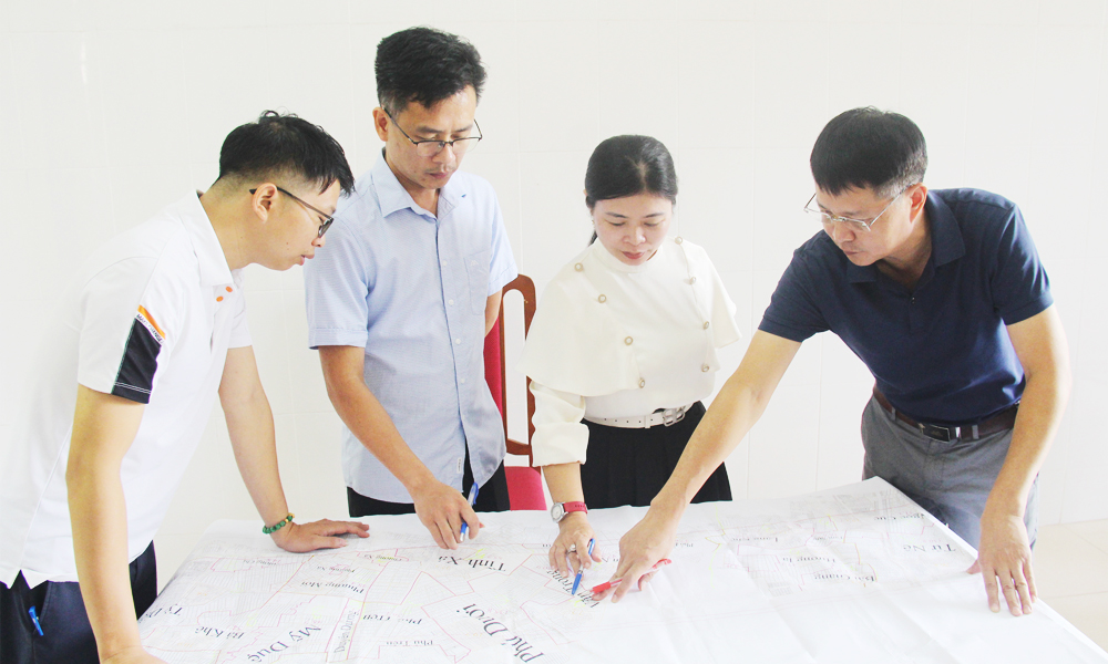 Cán bộ Trung tâm Phát triển quỹ đất tỉnh rà soát diện tích đất ở xã Lương Tài.