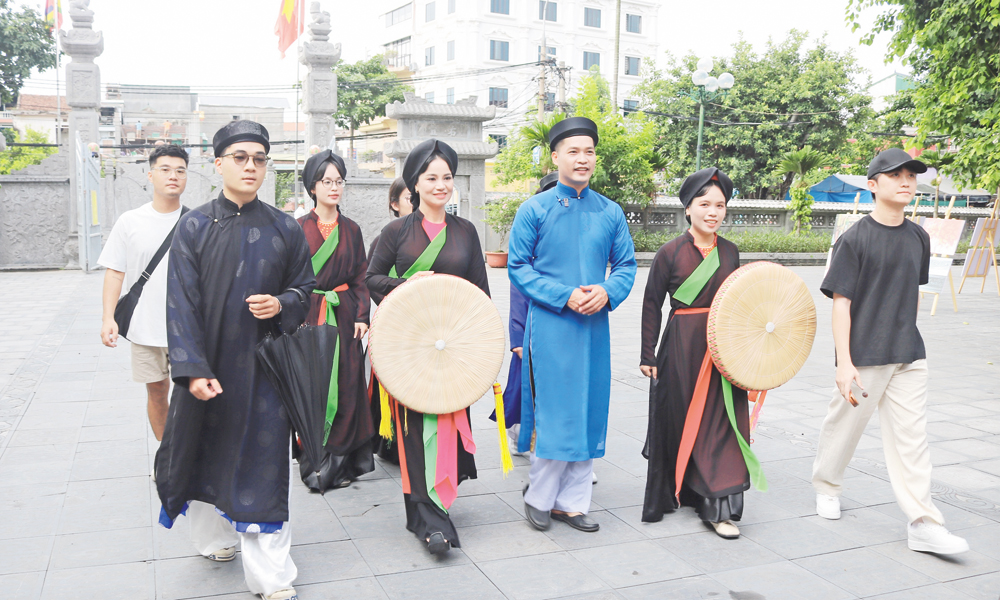 Lớp trẻ cùng các nghệ sĩ Nhà hát Dân ca Quan họ Bắc Ninh tham gia dự án 