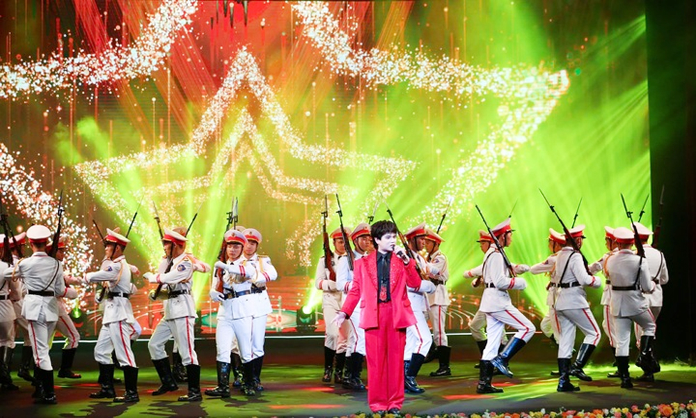 Chương trình nghệ thuật Bản hùng ca Công an Nhân dân Việt Nam diễn ra tại Nhà hát Lớn Hà Nội tối 2/8.