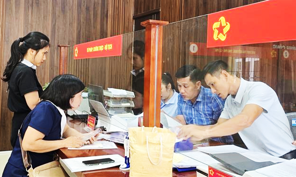 Hướng dẫn người dân giải quyết thủ tục hành chính công tại đặc khu Cát Hải (Hải Phòng).