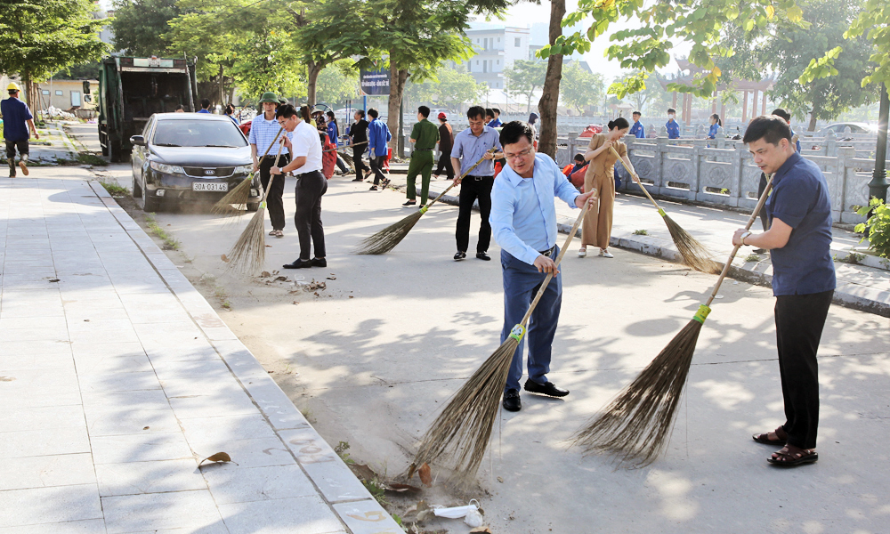 Lãnh đạo Sở Nông nghiệp và Môi trường, UBND phường Nếnh hưởng ứng dọn dẹp vệ sinh môi trường.